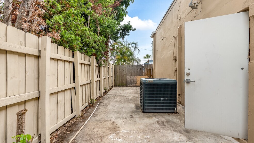 More Photos Of 1501 NW 1st Ct, Boca Raton Light Distribution For Lease