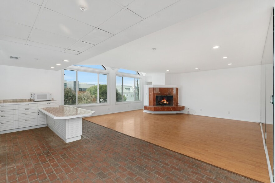 More Photos Of 16585 Pacific Coast Hwy, Sunset Beach Office Residential For Lease