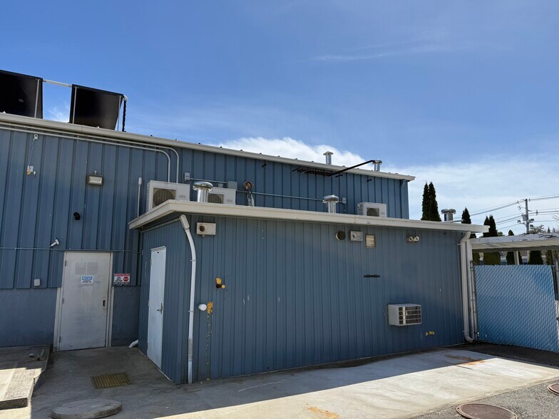 More Photos Of 111 Braley Rd, East Freetown Warehouse For Lease