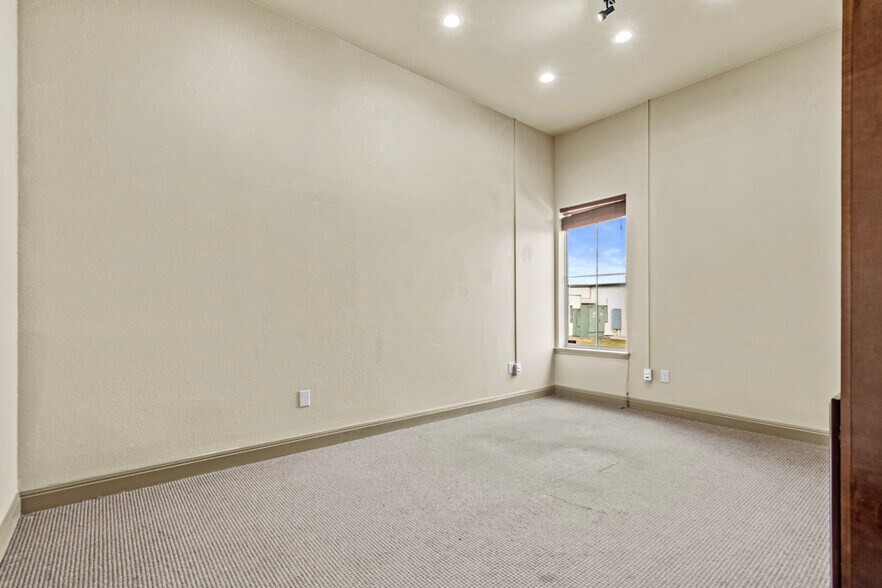 More Photos Of 1920 Corporate Dr, San Marcos Loft Creative Space For Lease