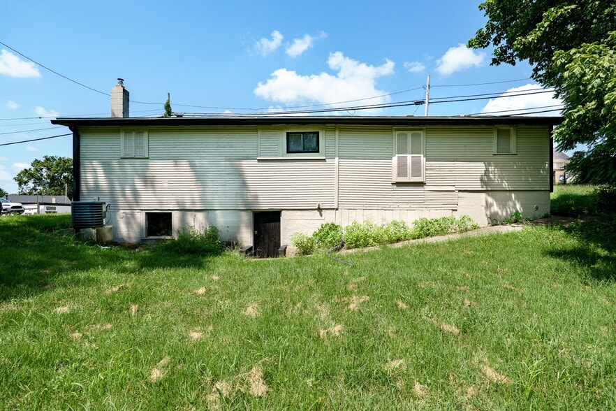 More Photos Of 520 N Broadway St, Lebanon Showroom For Sale