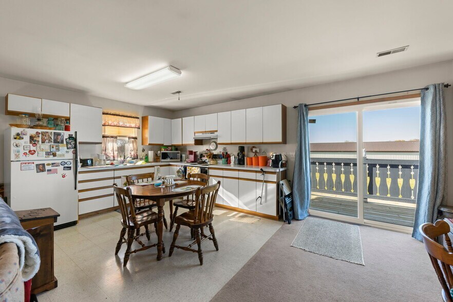 More Photos Of 645 E Lasalle St, Somonauk Showroom For Lease