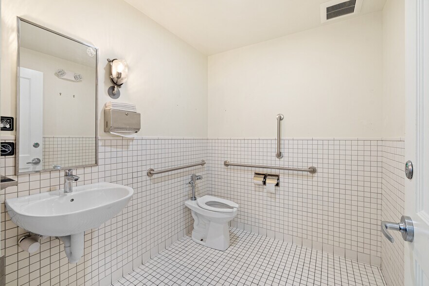 More Photos Of 1647 N 2nd St, Philadelphia Restaurant For Sale