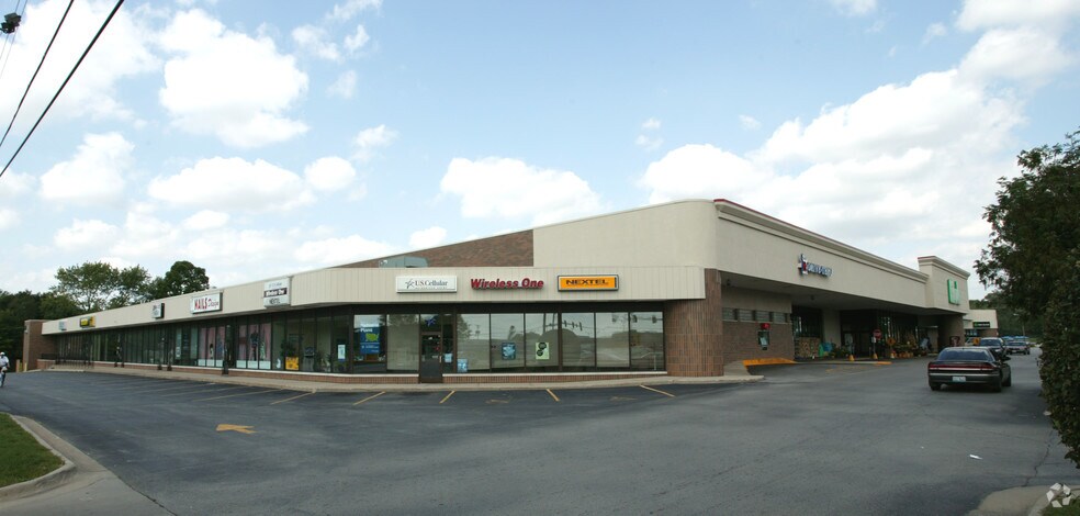 More Photos Of 3702-3748 N Main St, Rockford Storefront For Lease