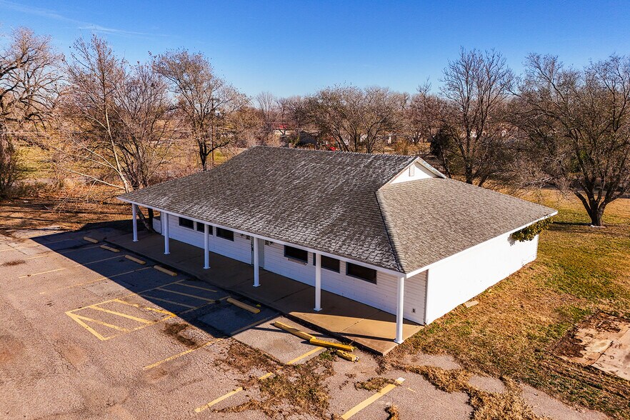 More Photos Of 5110 S Hydraulic St, Wichita Freestanding For Sale