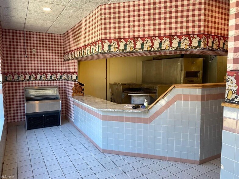 More Photos Of 10703 W Pleasant Valley Rd, Parma Freestanding For Lease