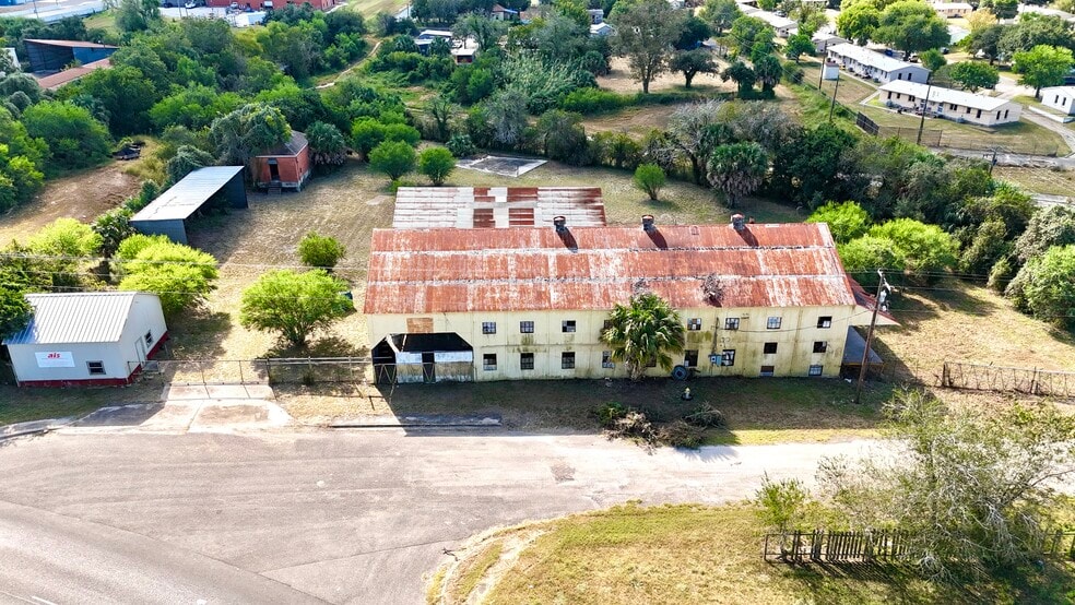 More Photos Of 305 W Houston St, Beeville Warehouse For Sale