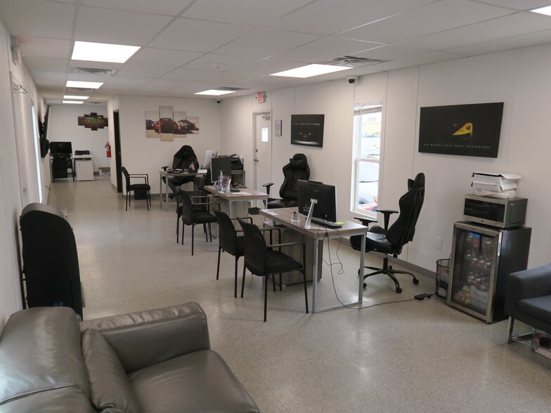 More Photos Of 6011 Skyline Dr, Houston Auto Dealership For Lease