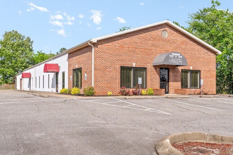 More Photos Of 131 Corporate Dr, Clarksville Flex For Lease