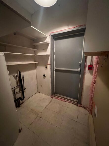 More Photos Of 548 Boul Laval, Laval General Retail For Lease