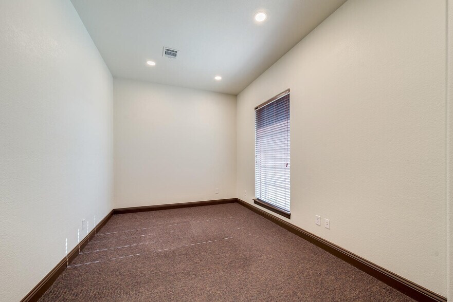 More Photos Of 5849 Park Vista Cir, Keller Showroom For Lease