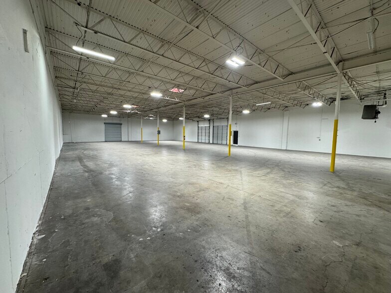 More Photos Of 1207-1209 Round Table Dr, Dallas Warehouse For Lease