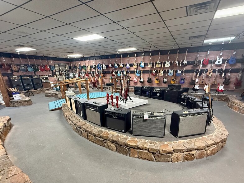 More Photos Of 1109 W Kickapoo Spur St, Shawnee General Retail For Sale
