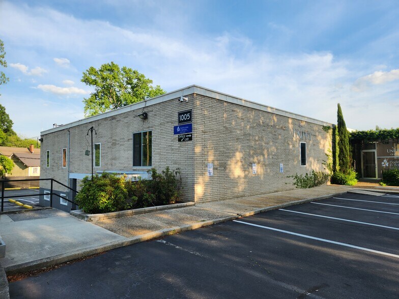 Primary Photo Of 1005 W Bramlett Rd, Greenville Office For Sale