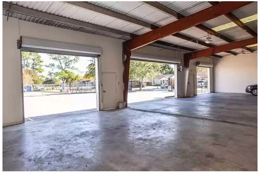 More Photos Of 9108-9110 Clarkcrest St, Houston Showroom For Lease