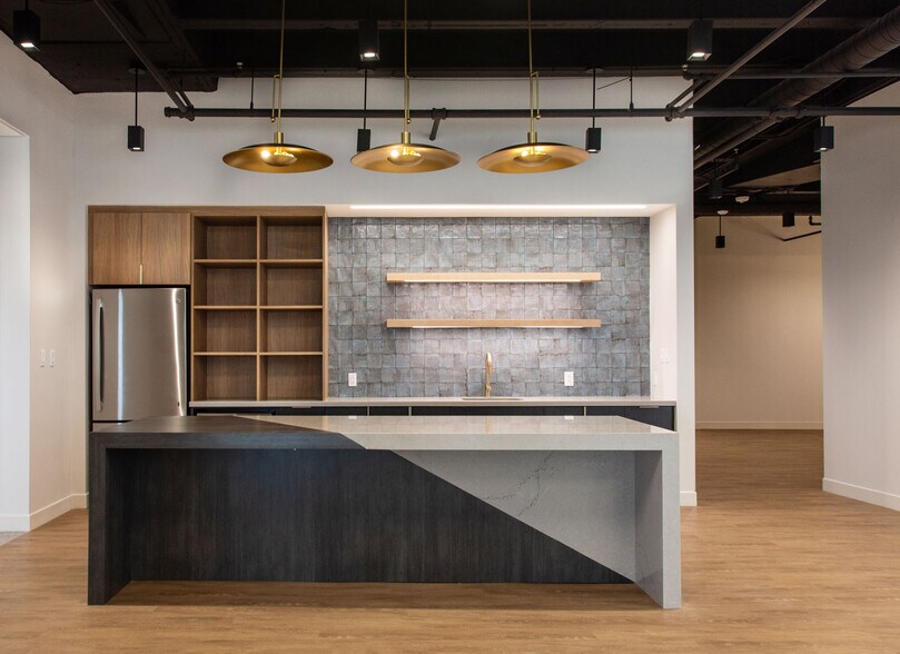 More Photos Of 101 N Tryon St, Charlotte Office For Sale