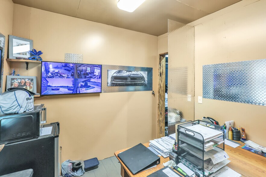 More Photos Of 101 Caney Pl, Glenwood Auto Repair For Sale