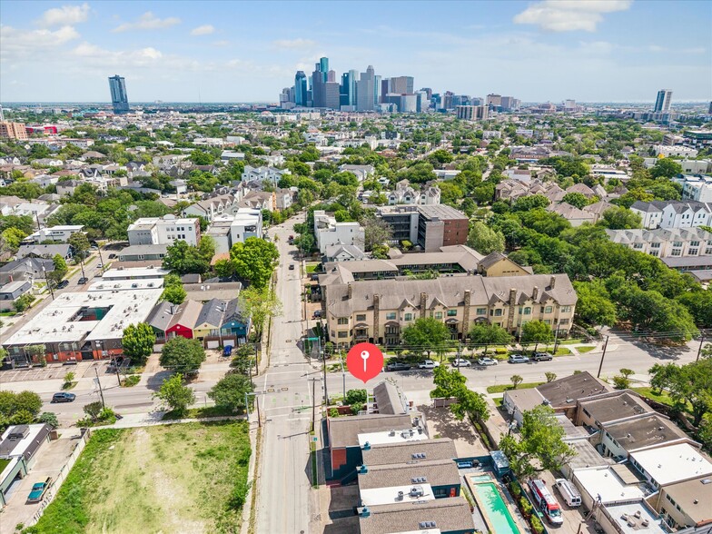 More Photos Of 2402 Commonwealth St, Houston Office For Sale