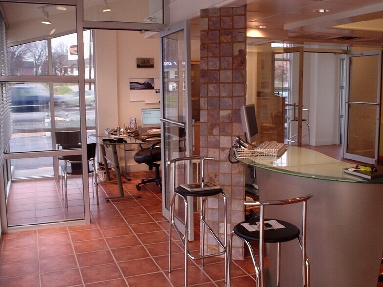 More Photos Of 1109-1111 Westport Rd, Kansas City Auto Dealership For Sale