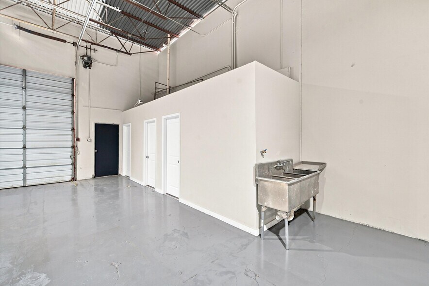 More Photos Of 1440 Cedar Post Ln, Houston Warehouse For Sale