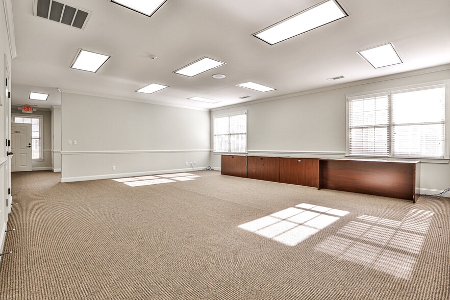 More Photos Of 1905 Woodstock Rd, Roswell Office For Lease