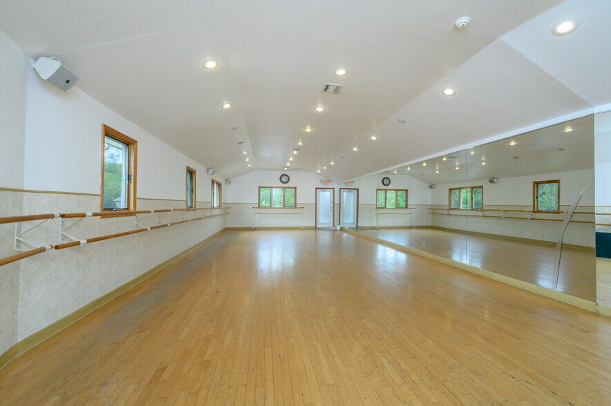 More Photos Of 355 Buckelew Ave, Monroe Township Freestanding For Sale