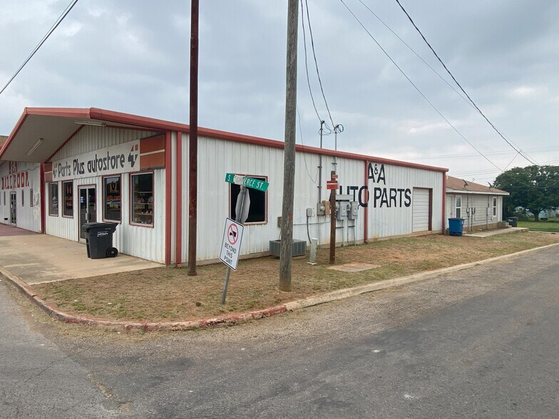 More Photos Of 119 S Commerce St, Dilley Storefront Retail Residential For Sale