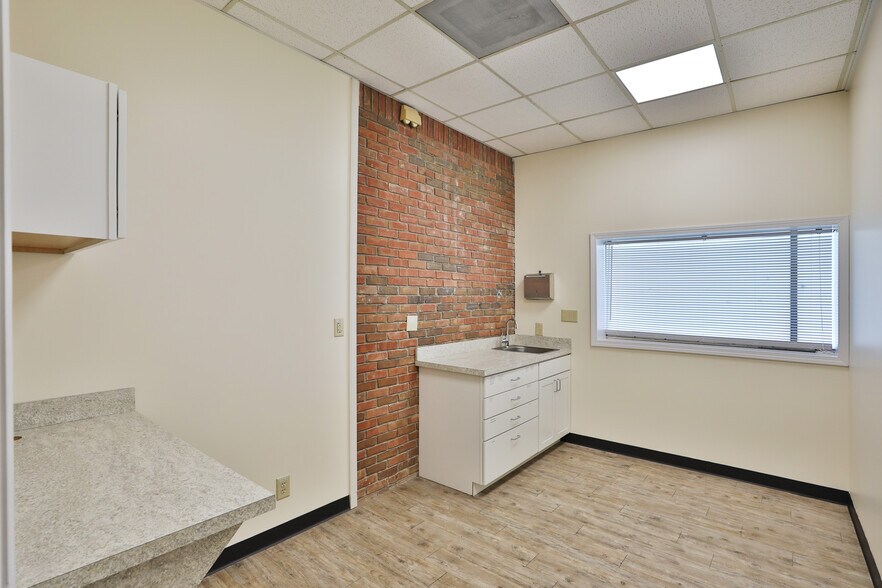 More Photos Of 1600 Sheridan Dr, Lancaster Medical For Sale