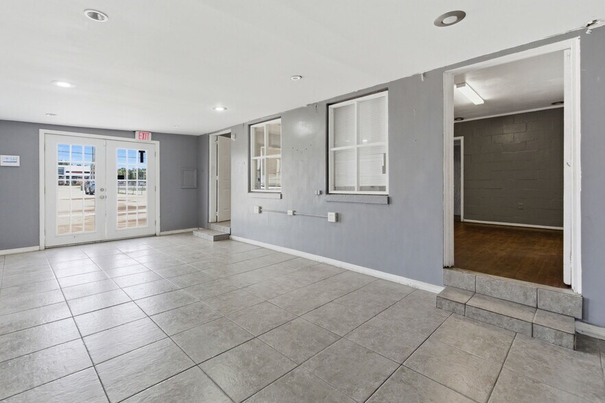 More Photos Of 8710 E Colonial Dr, Orlando Auto Dealership For Lease