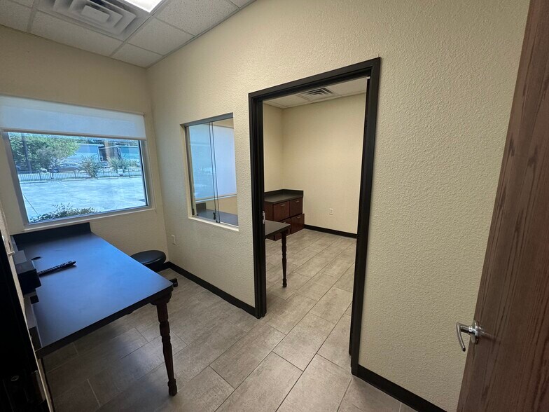 More Photos Of 2535 Charlotte St, Denton Medical For Lease