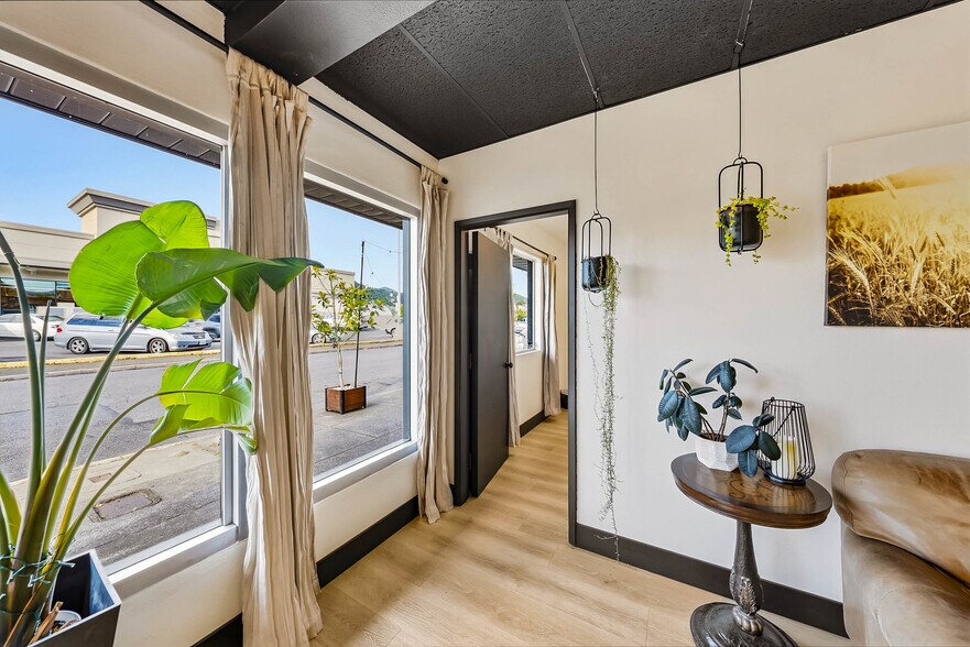 More Photos Of 239 SE G St, Grants Pass General Retail For Sale