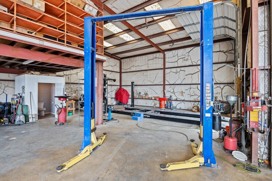 More Photos Of 955 W Kingsbury St, Seguin Auto Repair For Sale