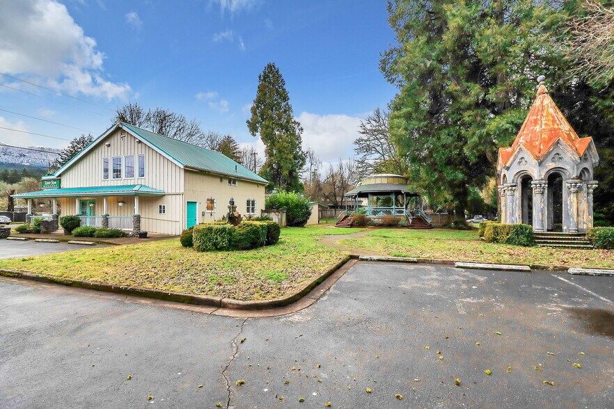 More Photos Of 42837 McKenzie Hwy, Leaburg Freestanding For Sale