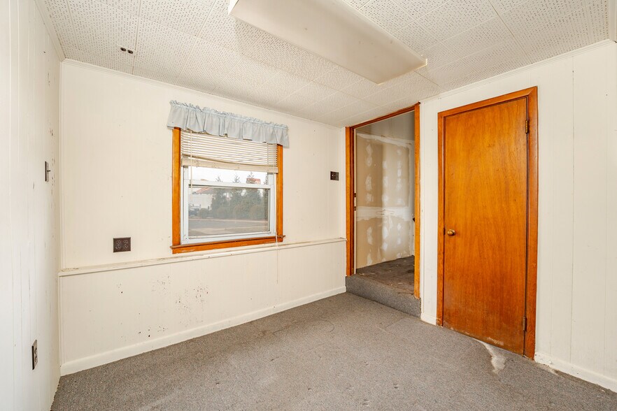 More Photos Of 98 New Rd, Somers Point Showroom For Sale