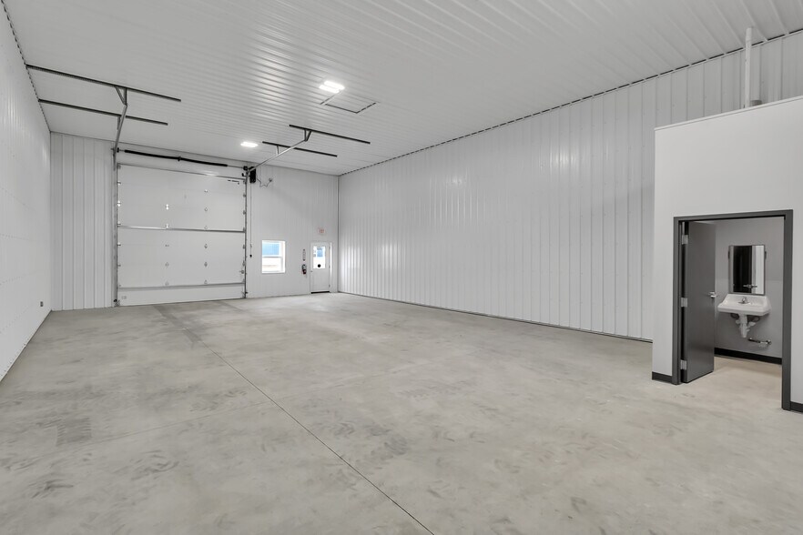 More Photos Of 800 Eastport Drive, Lancaster Warehouse For Lease