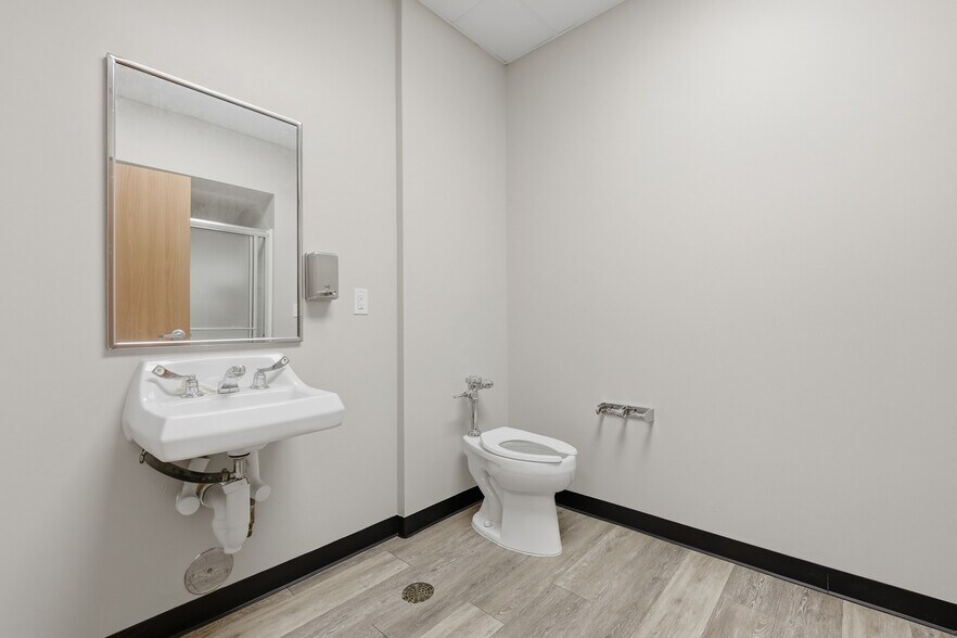 More Photos Of 6305 Beverlyhill St, Houston Warehouse For Sale