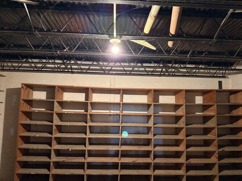 More Photos Of 121 N Lafayette Ave, Marshall Flex For Sale