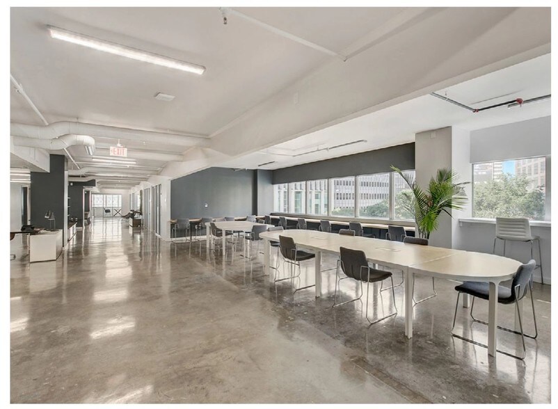 More Photos Of 211 N Ervay St, Dallas Office For Sale