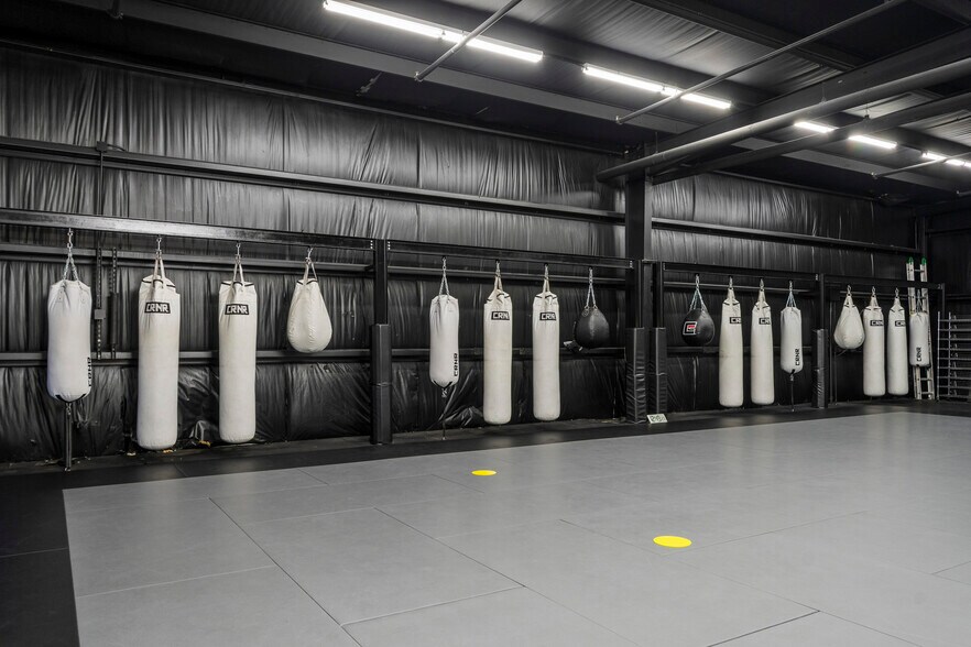 More Photos Of 300 Countyline Ct, Oakland Light Manufacturing For Lease