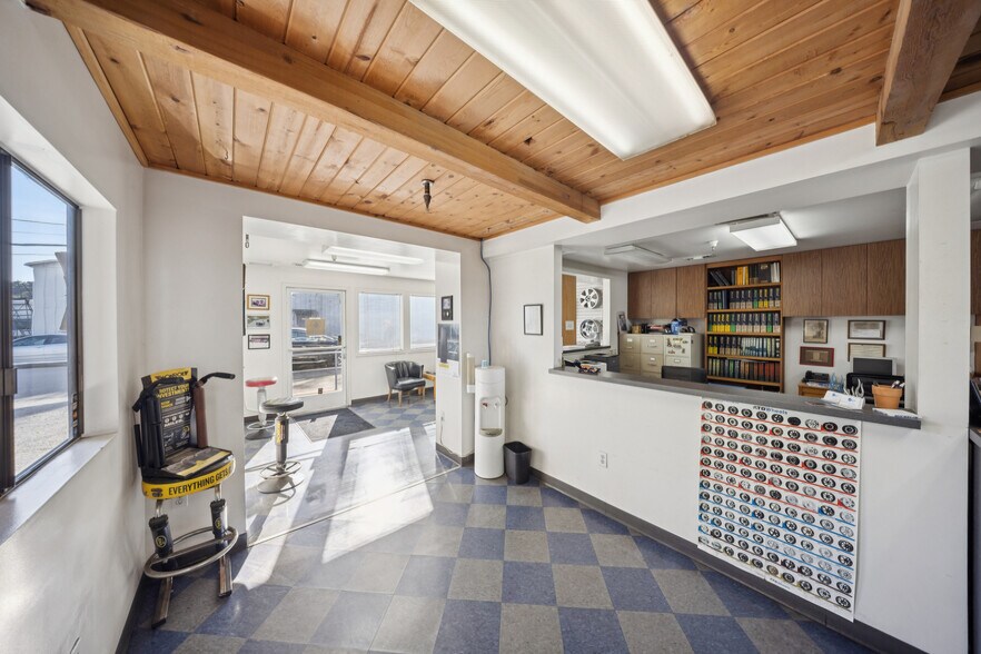 More Photos Of 25 Market St, San Rafael Service For Sale