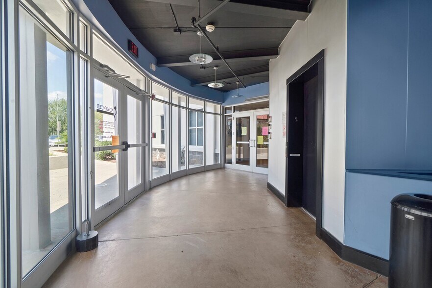 More Photos Of 191 W Plaza Dr, Mooresville Storefront Retail Office For Lease