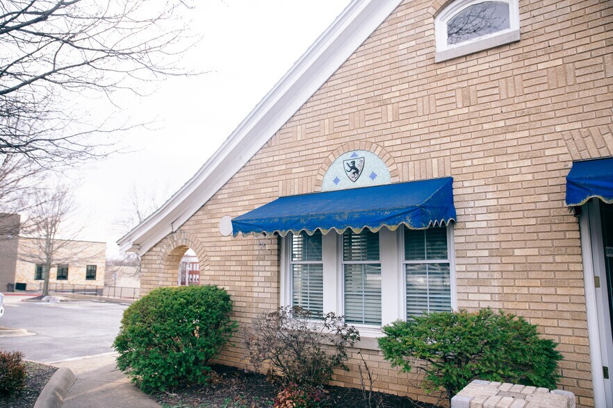 More Photos Of 355 N College Ave, Fayetteville Office For Sale