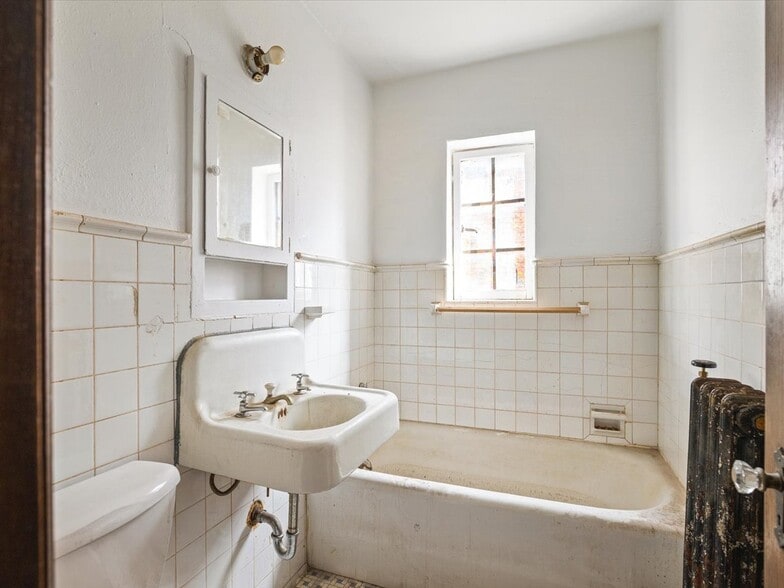 More Photos Of 204 S 6th St, Rockford Apartments For Sale