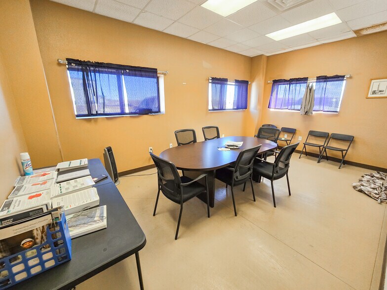 More Photos Of 509 Well St, Williston Warehouse For Lease