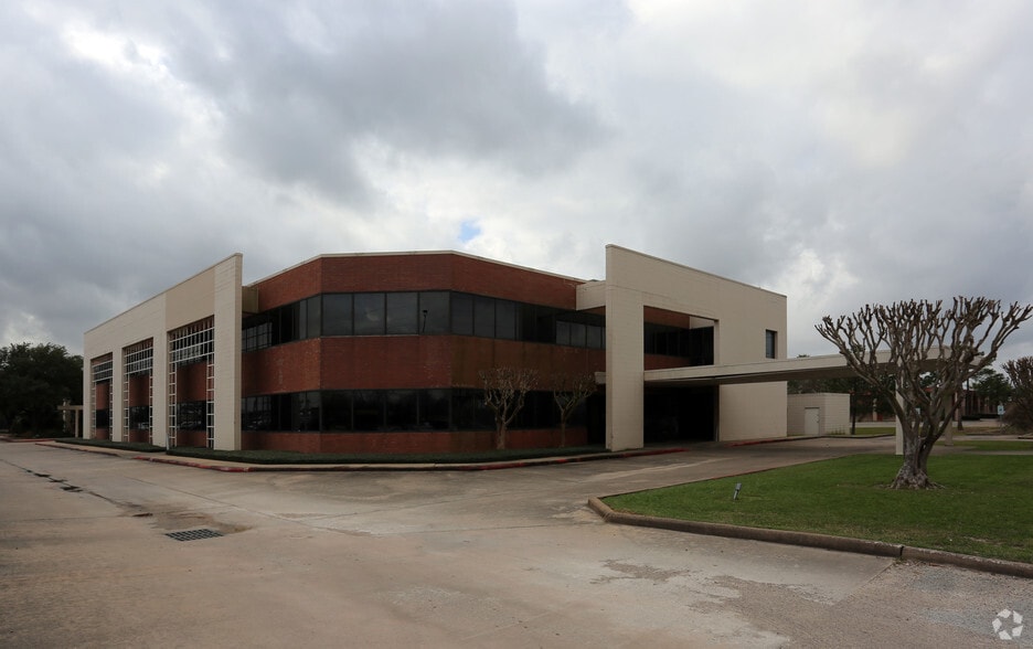 More Photos Of 15201 East Fwy, Channelview Office For Lease