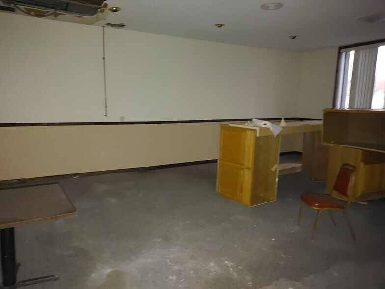 More Photos Of 300 S 3rd, Quincy Hotel For Sale