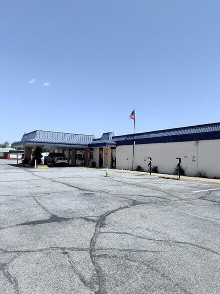 Primary Photo Of 2901 S Van Buren St, Enid Hotel For Sale