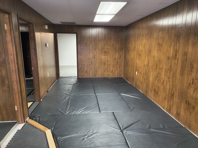 More Photos Of 15 NE 7th St, Madras Office For Sale