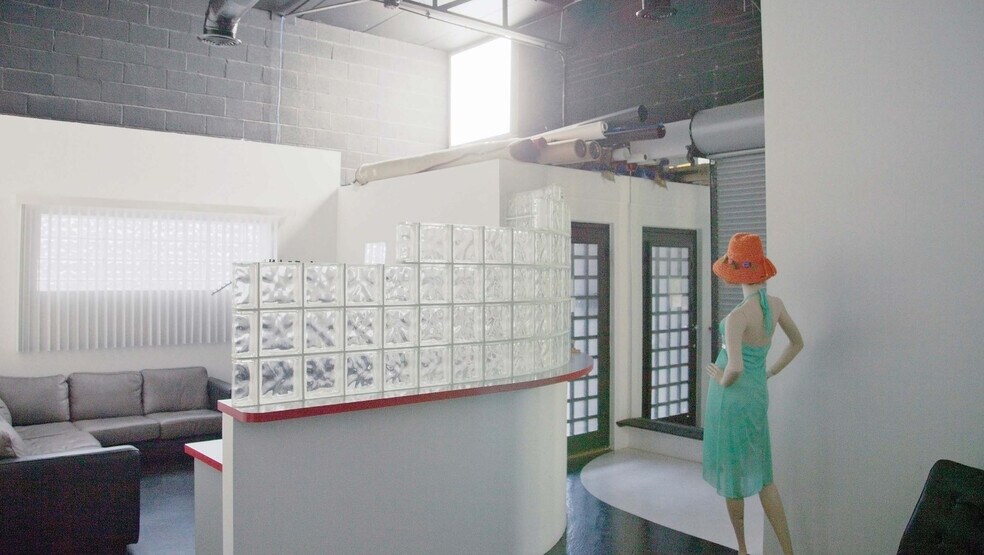 More Photos Of 2404-2410 Farrington St, Dallas Showroom For Lease