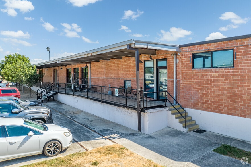 More Photos Of 3363 E Commerce St, San Antonio Warehouse For Sale